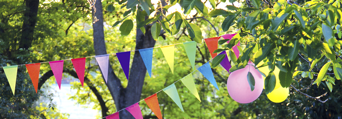 Fanions colorés dans un jardin