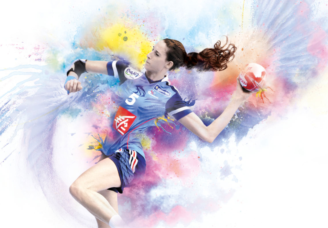 Joueuse de handball prête à tirer avec des ailes de fumées colorée