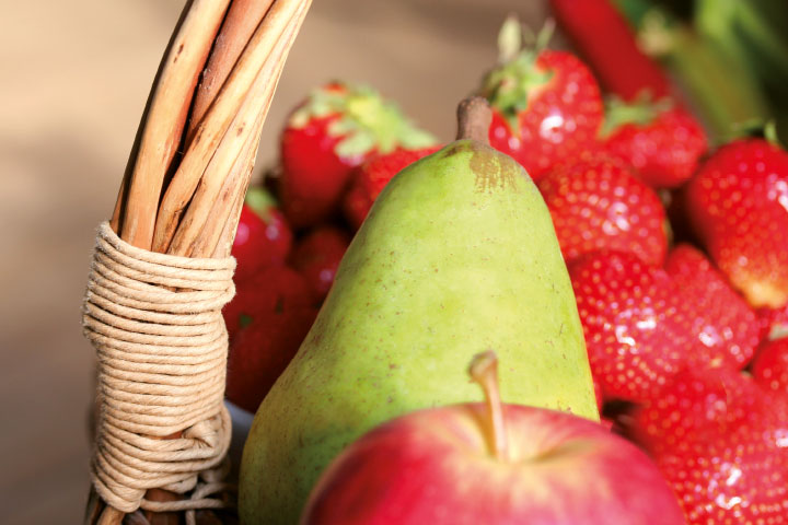 Panier de fruits frais poire pomme et fraise